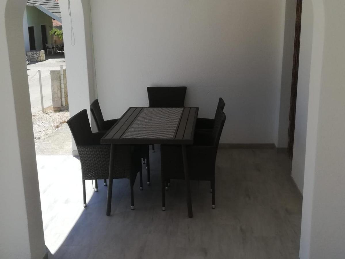Ferienwohnung Leo Vir Exterior foto
